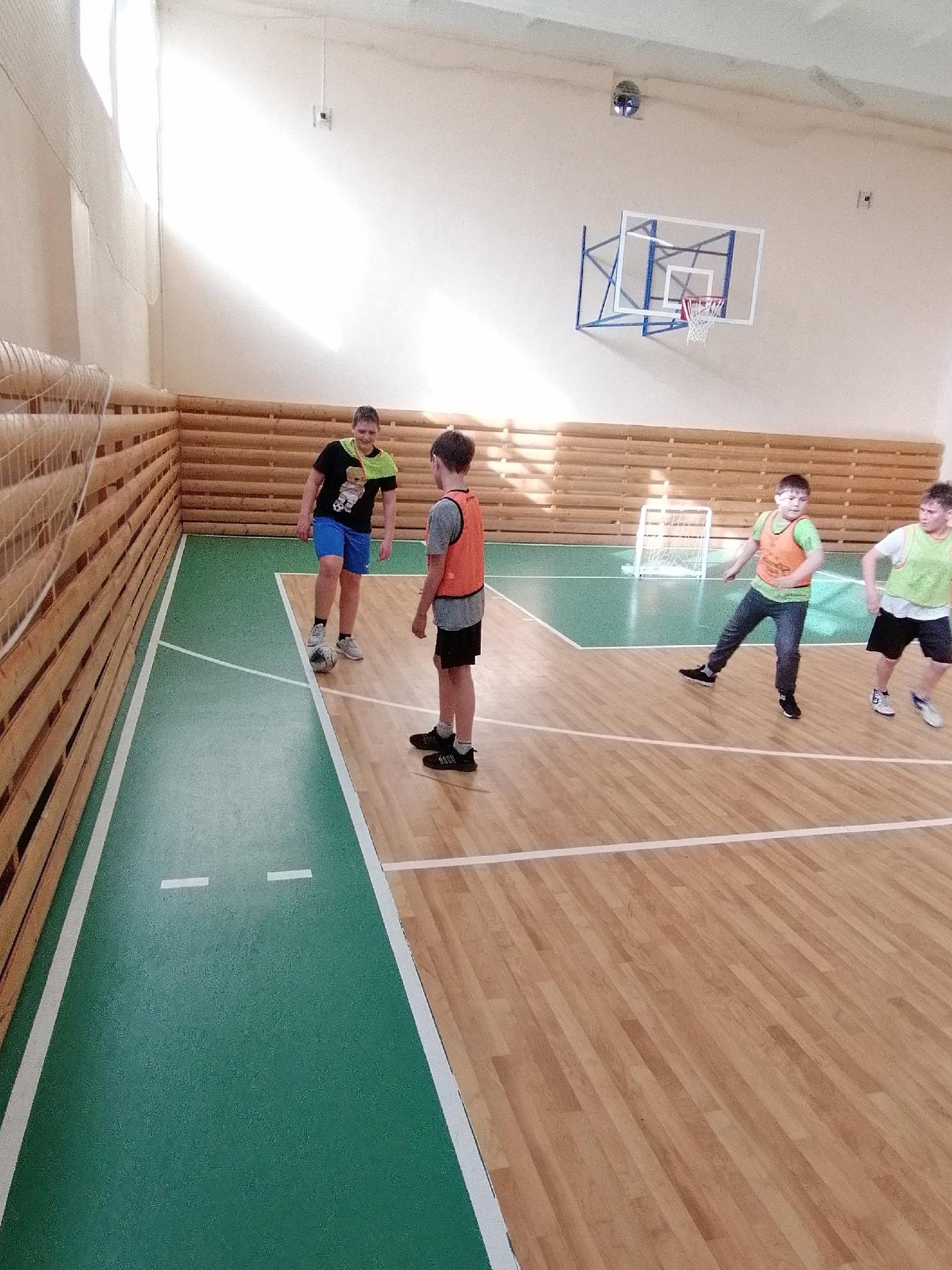 Прошёл второй этап школьного первенства по футзалу.