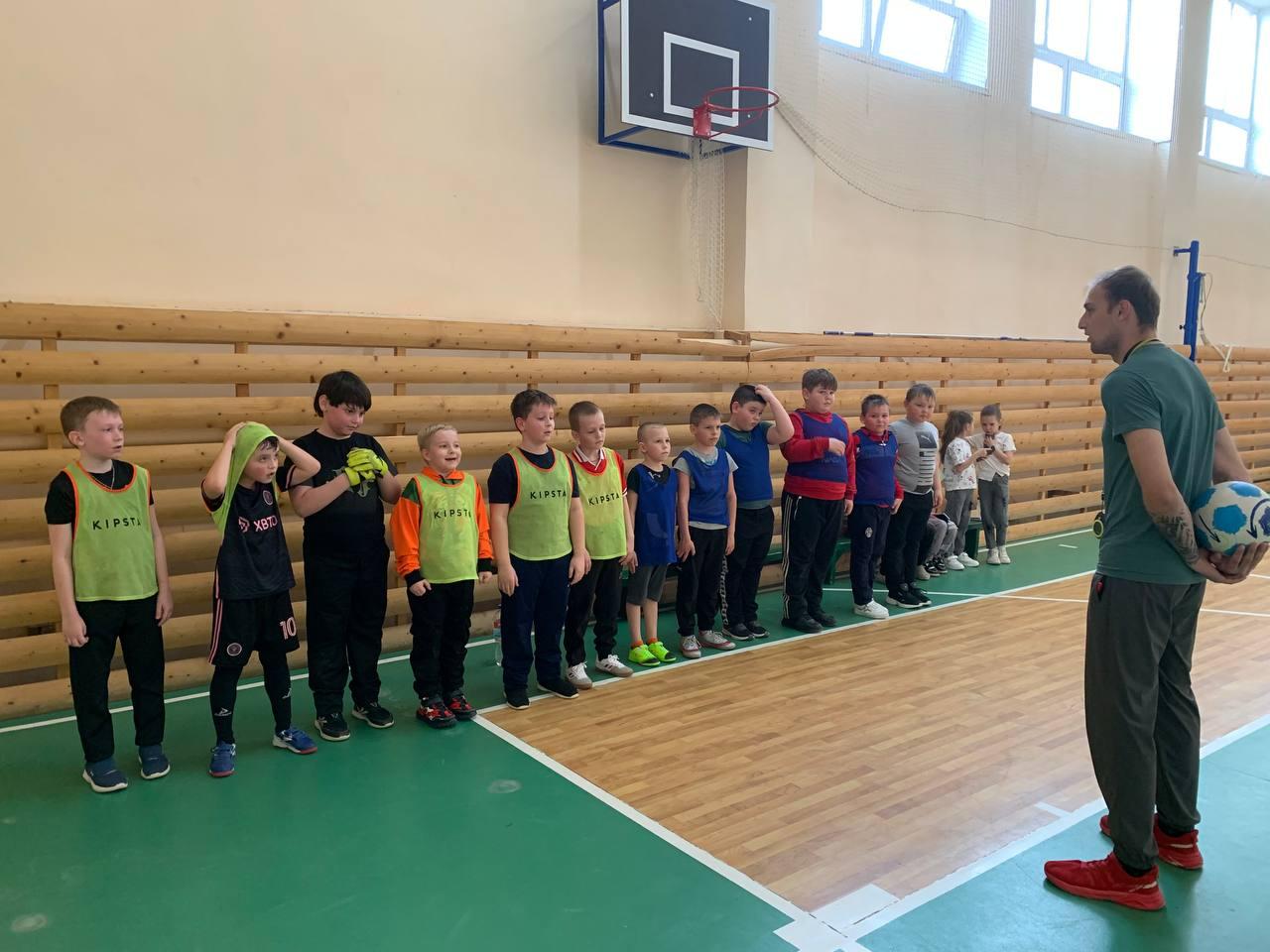 Второклассники сыграли в мини-футбол.