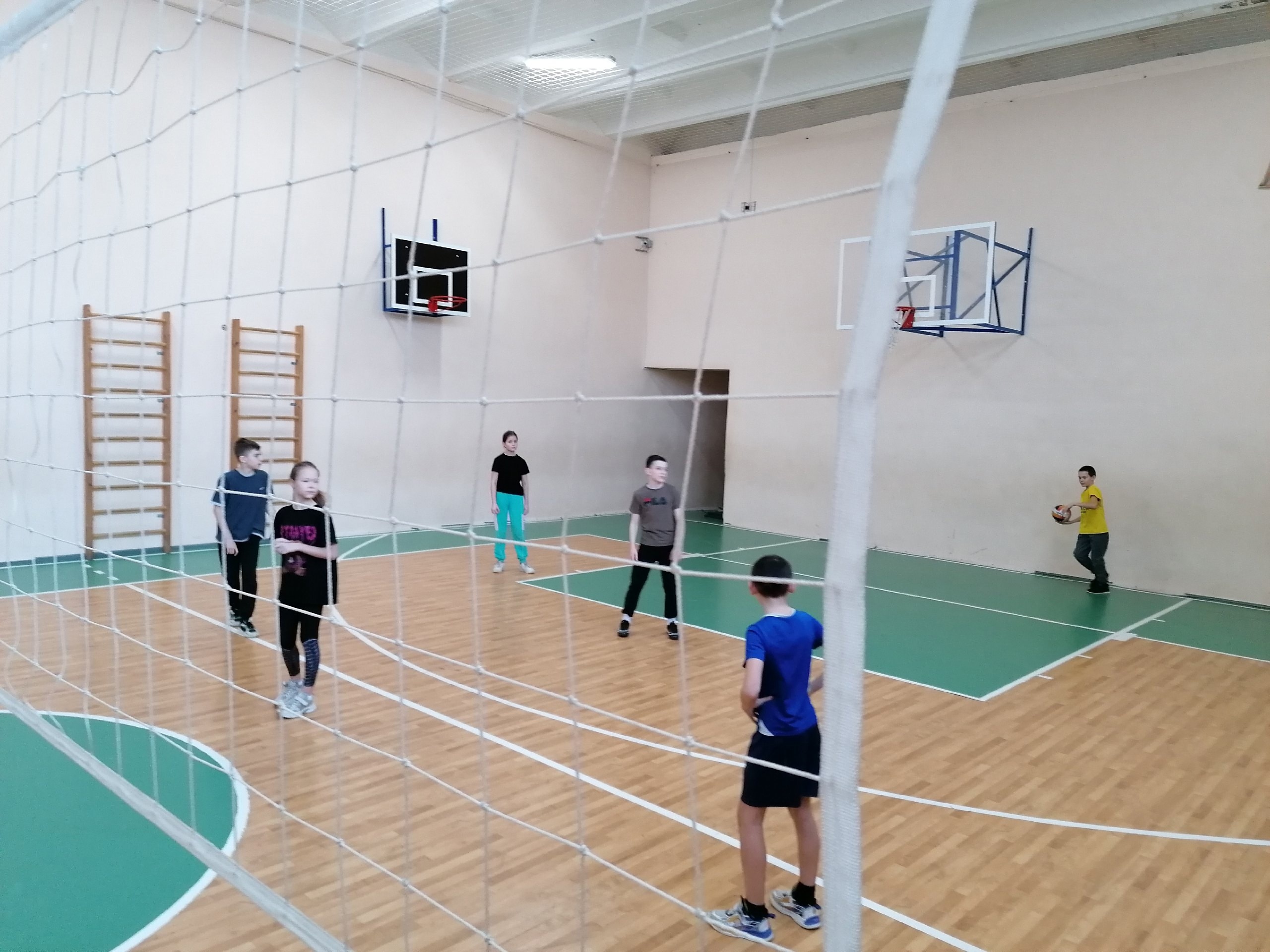 Школьное первенство по пионерболу среди пятых классов.