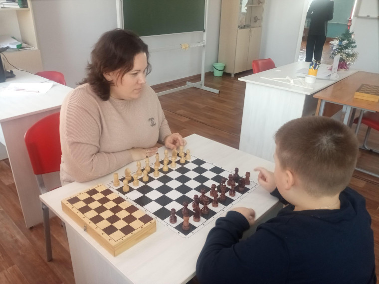 Дети и родители вместе сыграли в шахматы.